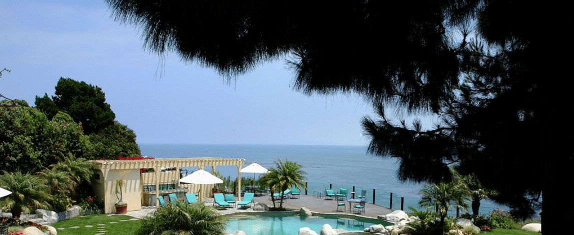 Author Jane Seymour's home overlooking the Pacific ocean on June 12, 2002 in Malibu, California | Photo: Getty Images