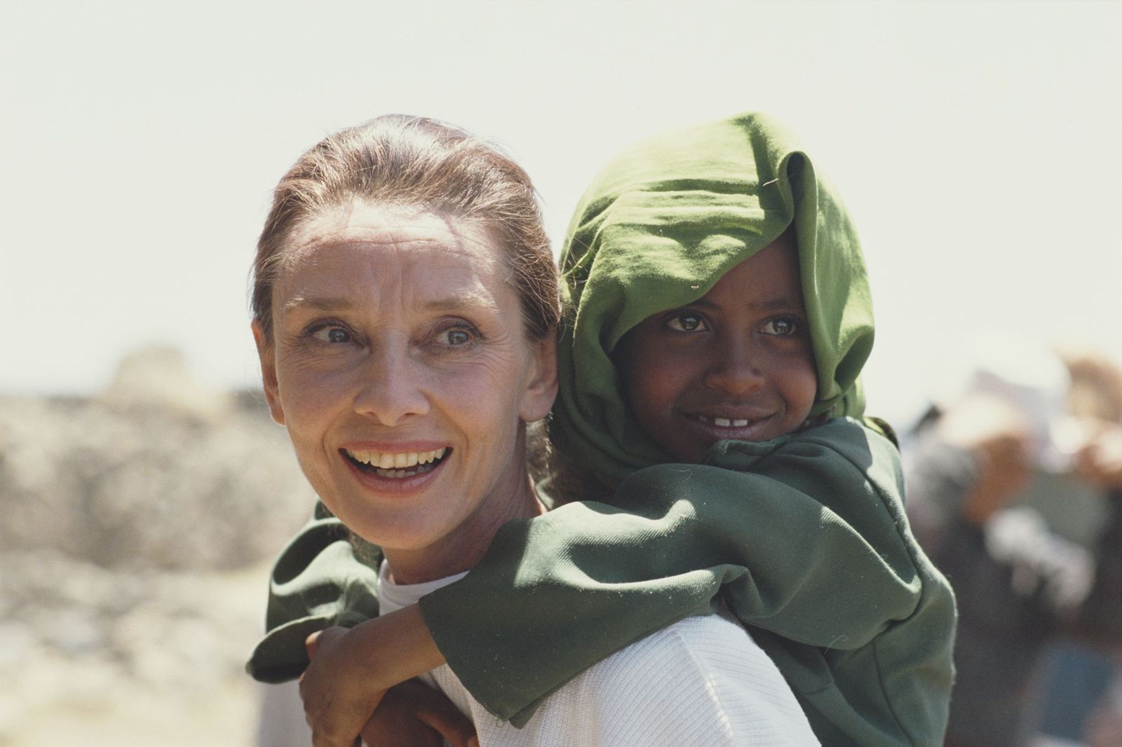  Audrey Hepburn carrying an Ethiopian girl on her back while on her first field mission for UNICEF in Ethiopia, 16th-17th March 1988.| Photo: Getty Images