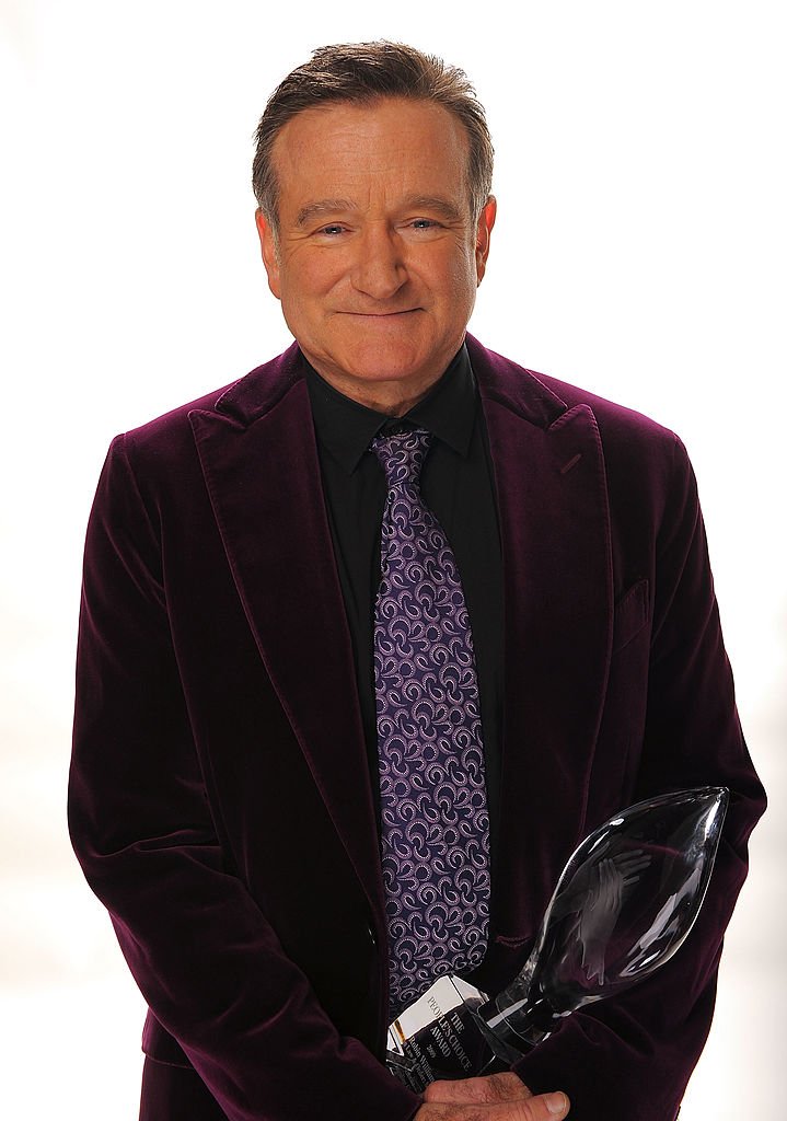  Actor Robin Williams poses for a portrait with his award for Scene Stealing Guest Star during the 35th Annual People's Choice Awards held at the Shrine Auditorium | Photo: Getty Images