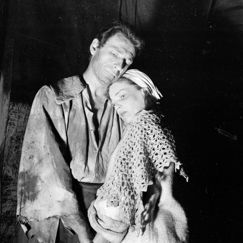 Yves Montand et Simone Signoret dans "Les Sorcières de Salem". l Source : Getty Images
