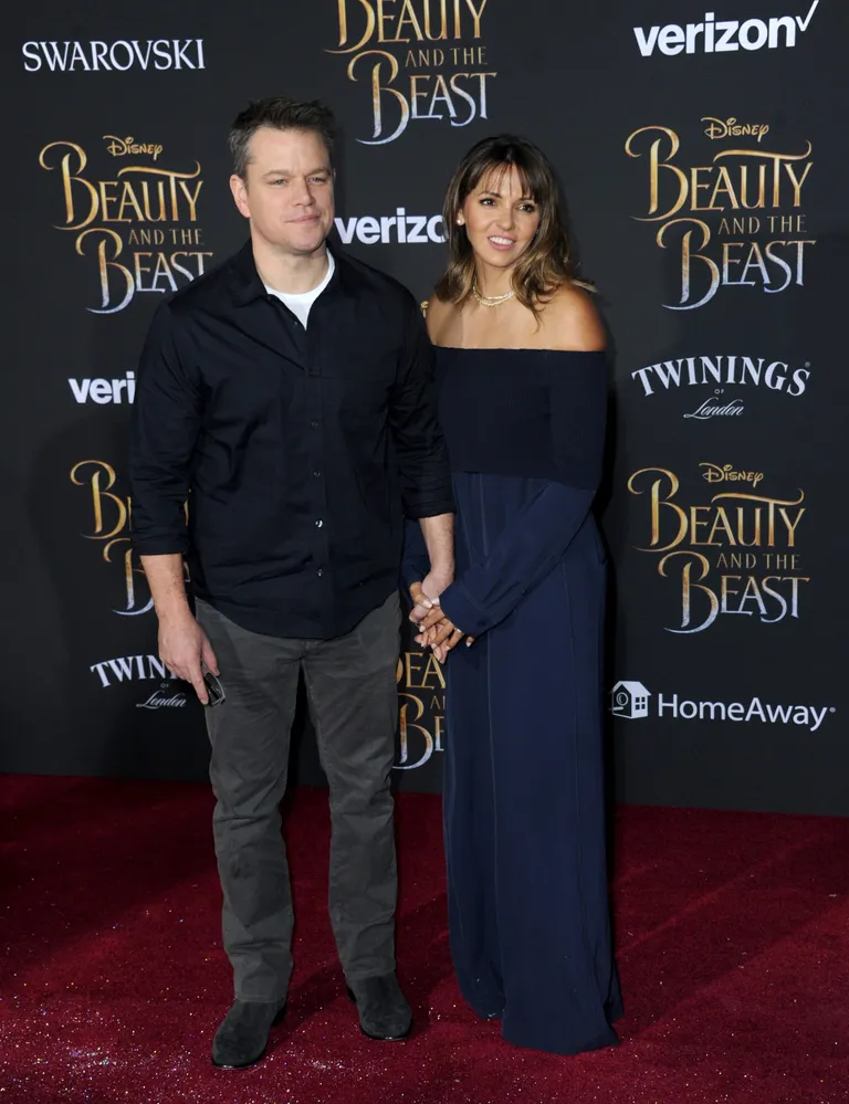 Matt Damon et sa femme Luciana Damon arrivent à la première du film "La Belle et la Bête" de Disney au théâtre El Capitan le 2 mars 2017 à Los Angeles, en Californie | Source : Getty Images