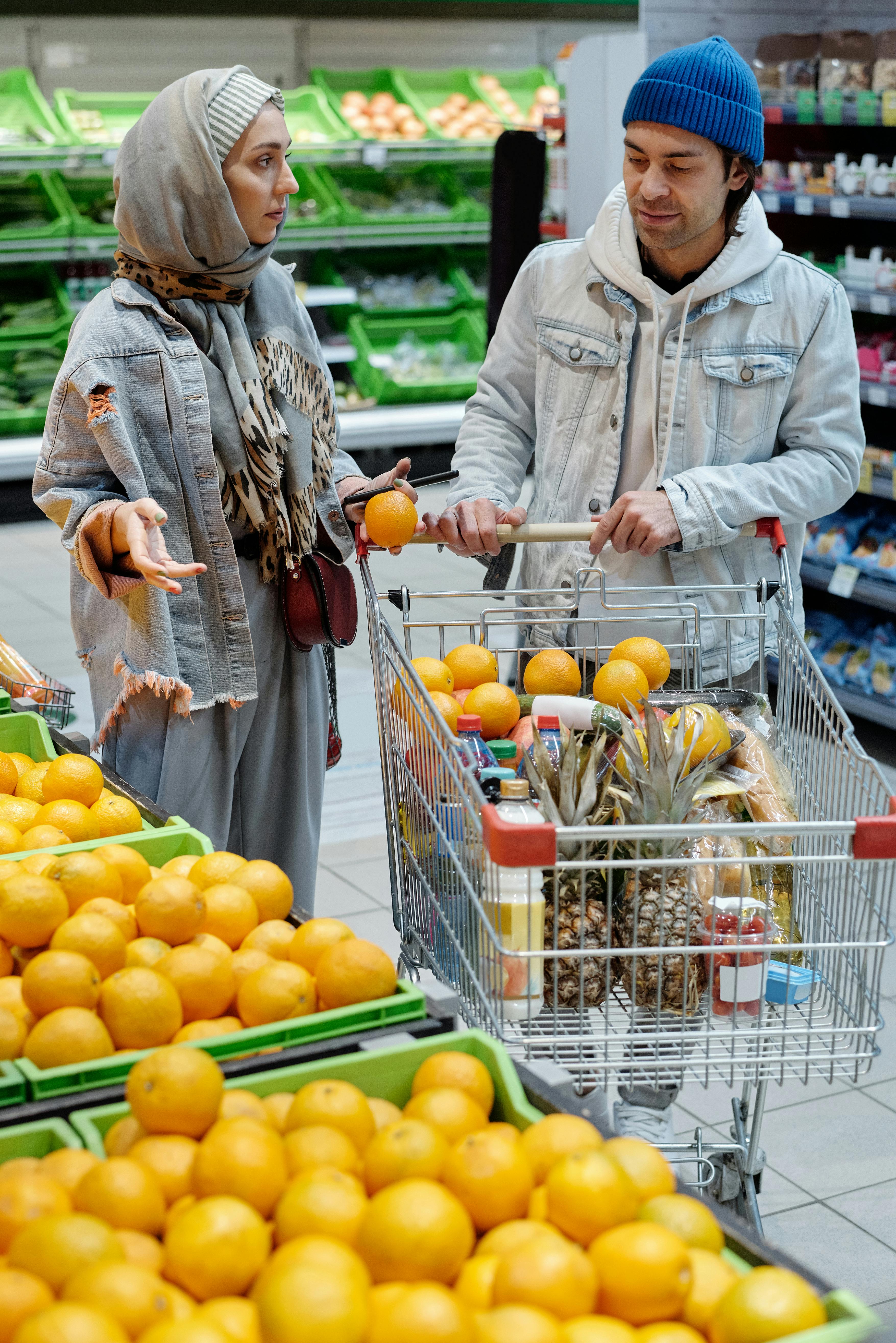 Woman talking to a man in a supermarket | Source: Pexels