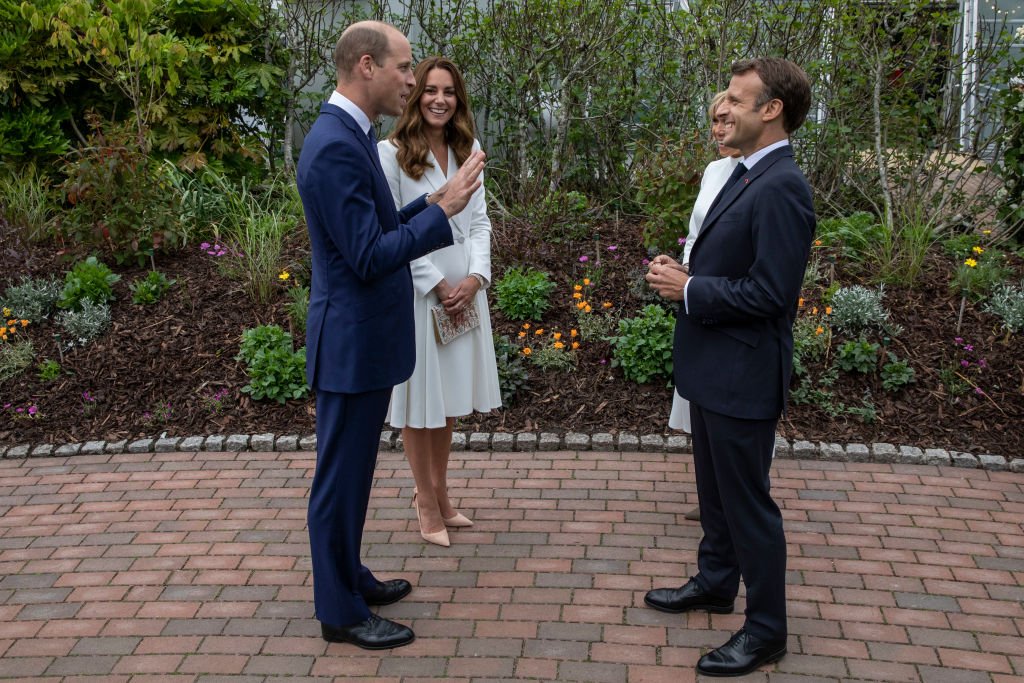 Le prince William, duc de Cambridge, et Catherine, duchesse de Cambridge, discutent avec le président français Emmanuel Macron et son épouse Brigitte Macron lors d'un apéritif offert à la reine Elizabeth II et aux dirigeants du G7 à l'Eden Project pendant le sommet du G7, le 11 juin 2021 à St Austell, Cornouailles, Angleterre. | Photo : Getty Images