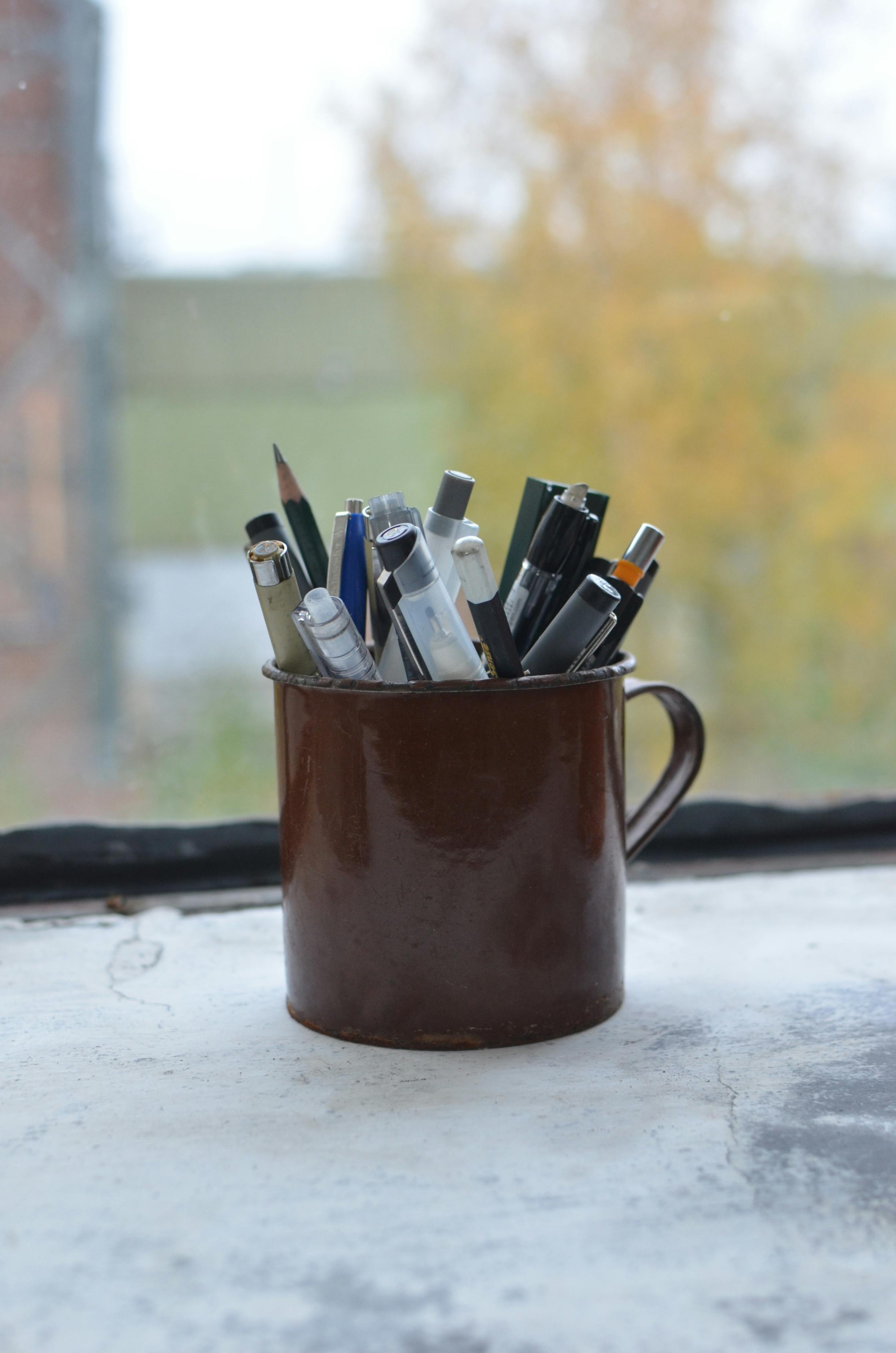 A mug used as a pen holder | Source: Pexels