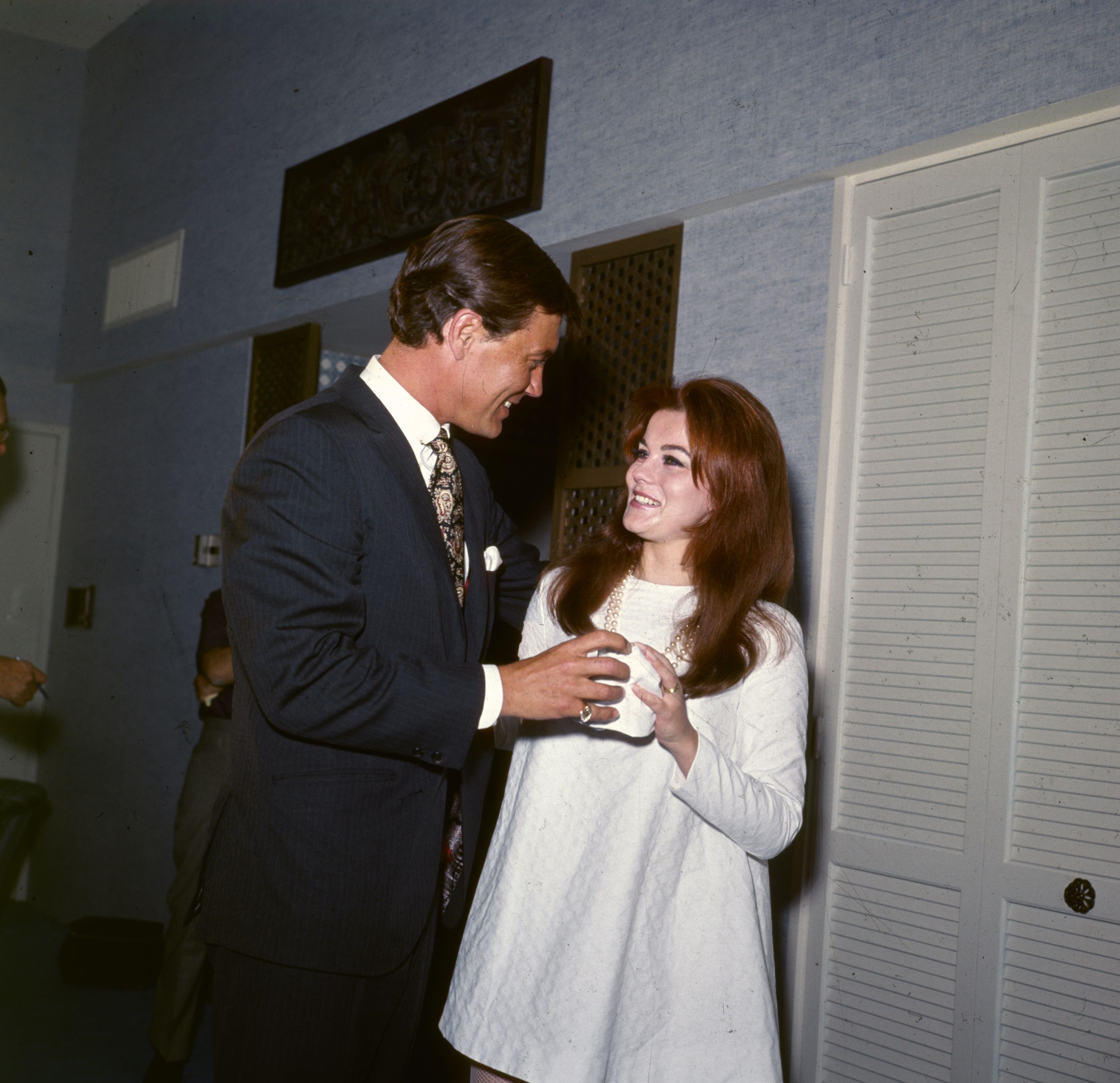 Ann-Margret and her husband, Roger Smith at their wedding ceremony at the Riviera Hotel on May 8, 1967 in Las Vegas. | Source: Getty Images