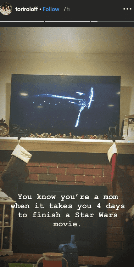 Tori Roloff sitting on her couch shows a picture of her television screen showing a scene from "Star Wars" | Source: instagram.com/toriroloff 