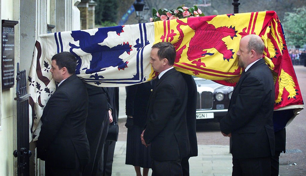 The Queen Mother's coffin draped in the Bowes-Lyon standard carried by pall bearers into the Queen's Chapel at St James' palace. | Photo: Getty Images