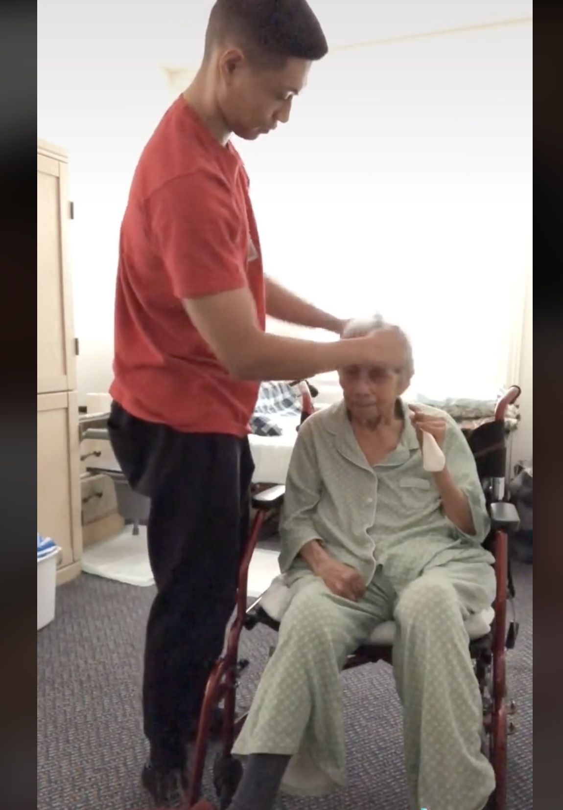 Chris Punsalan combs his grandma's hair. | Source: tiktok.com/@firstnamechris