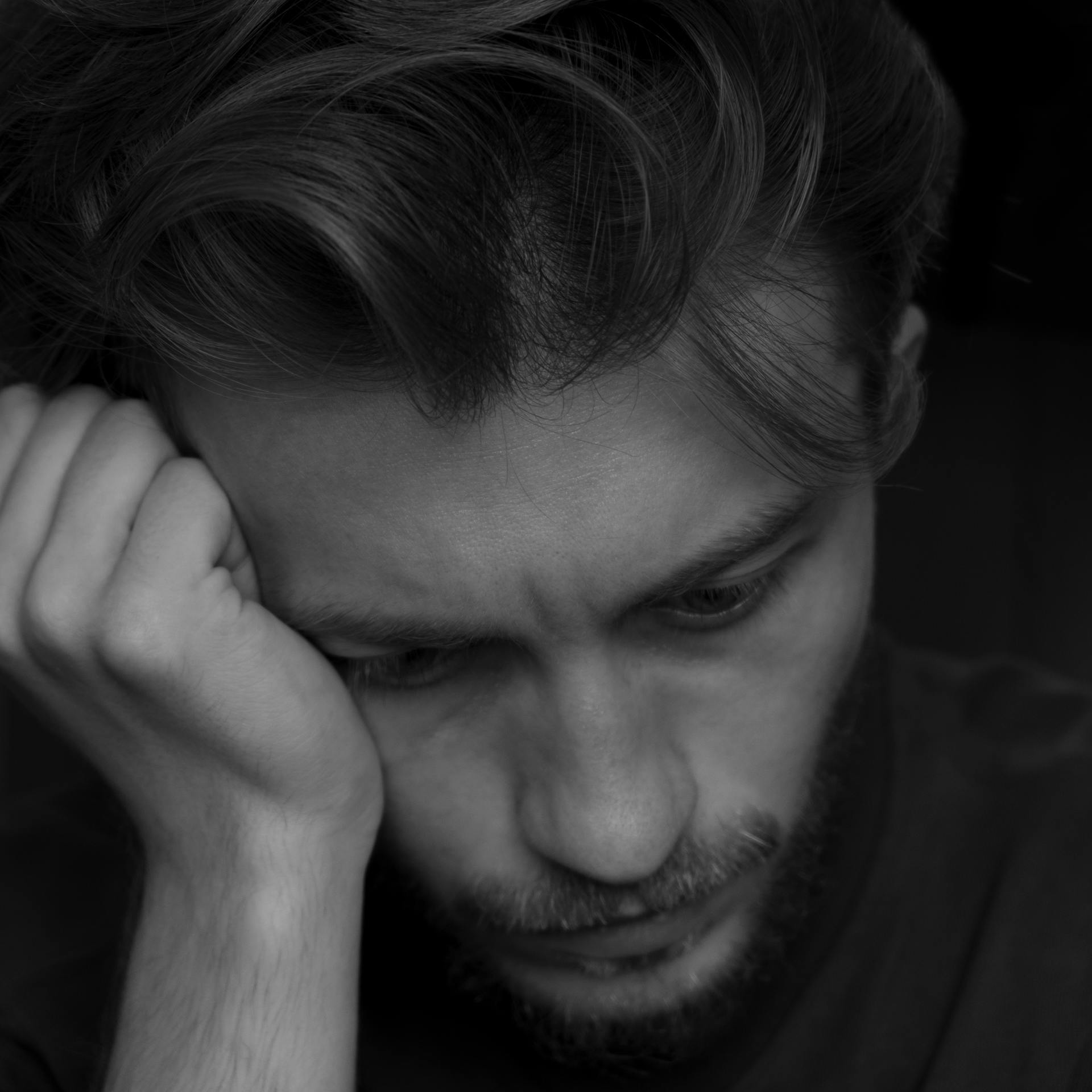 A grayscale photo of a distressed man | Source: Pexels
