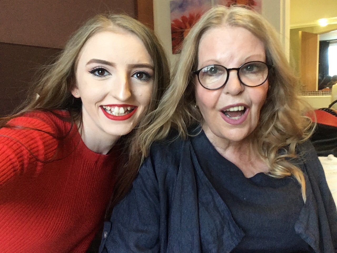 Sally Thomsett and her daughter, nail stylist Charlotte Agnew | Source: Twitter/ Sally Thomsett