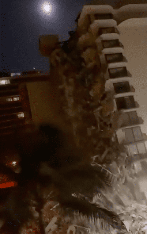 Die Ansicht des eingstürzten Gebäudes von einem Nachbarhaus. | Quelle: twitter.com/YWNReporter