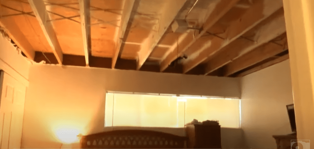 The ceiling of Ana Cardenas's apartment. | Photo:YouTube/KTSM 9 NEWS