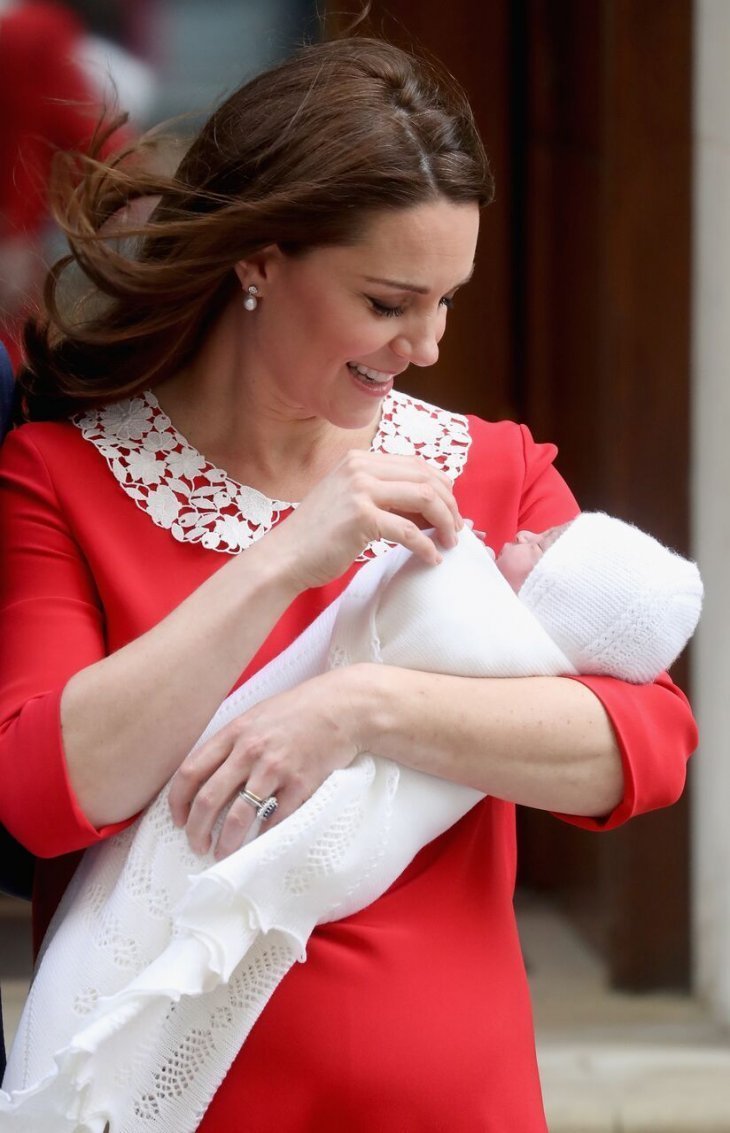 Kate Middleton shows Prince Louis to the world soon after giving birth in April 2019 | Photo: Getty Images