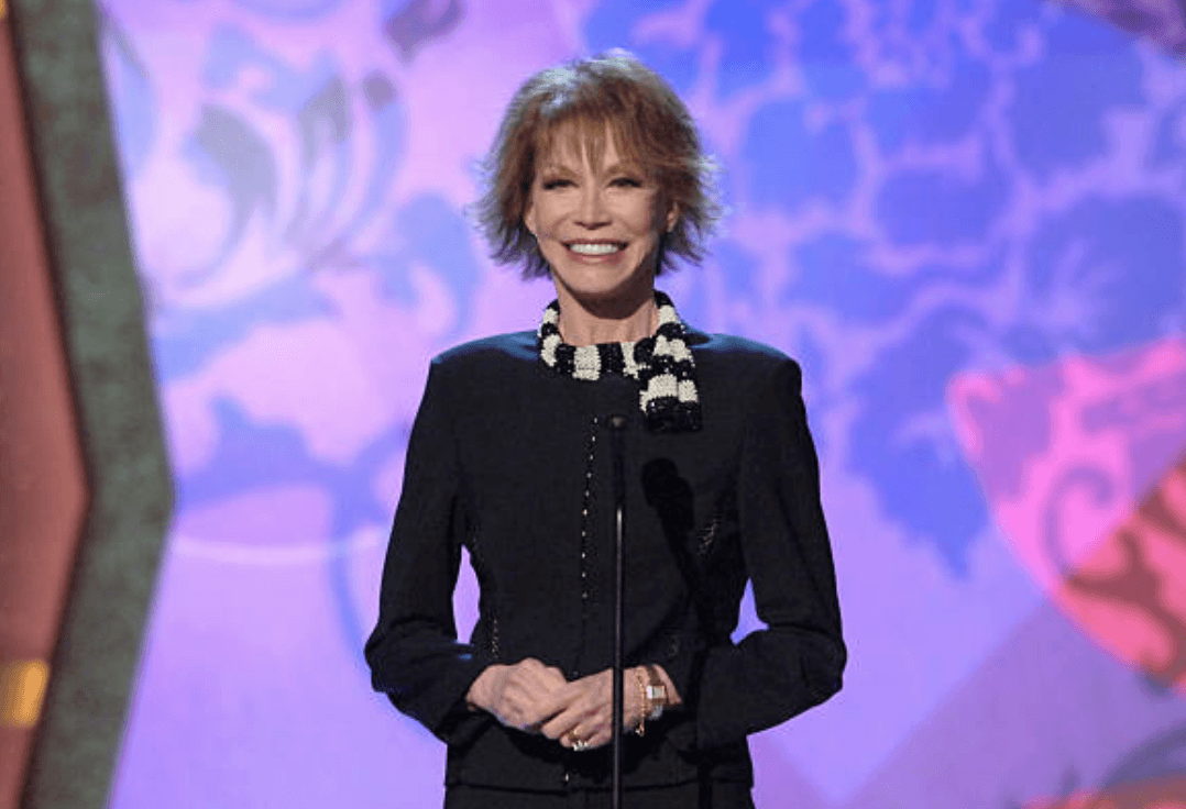 Mary Tyler Moore makes an appearance as a presenter during 4th Annual TV Land Awards, in Santa Monica, California | Photo: Getty Images 