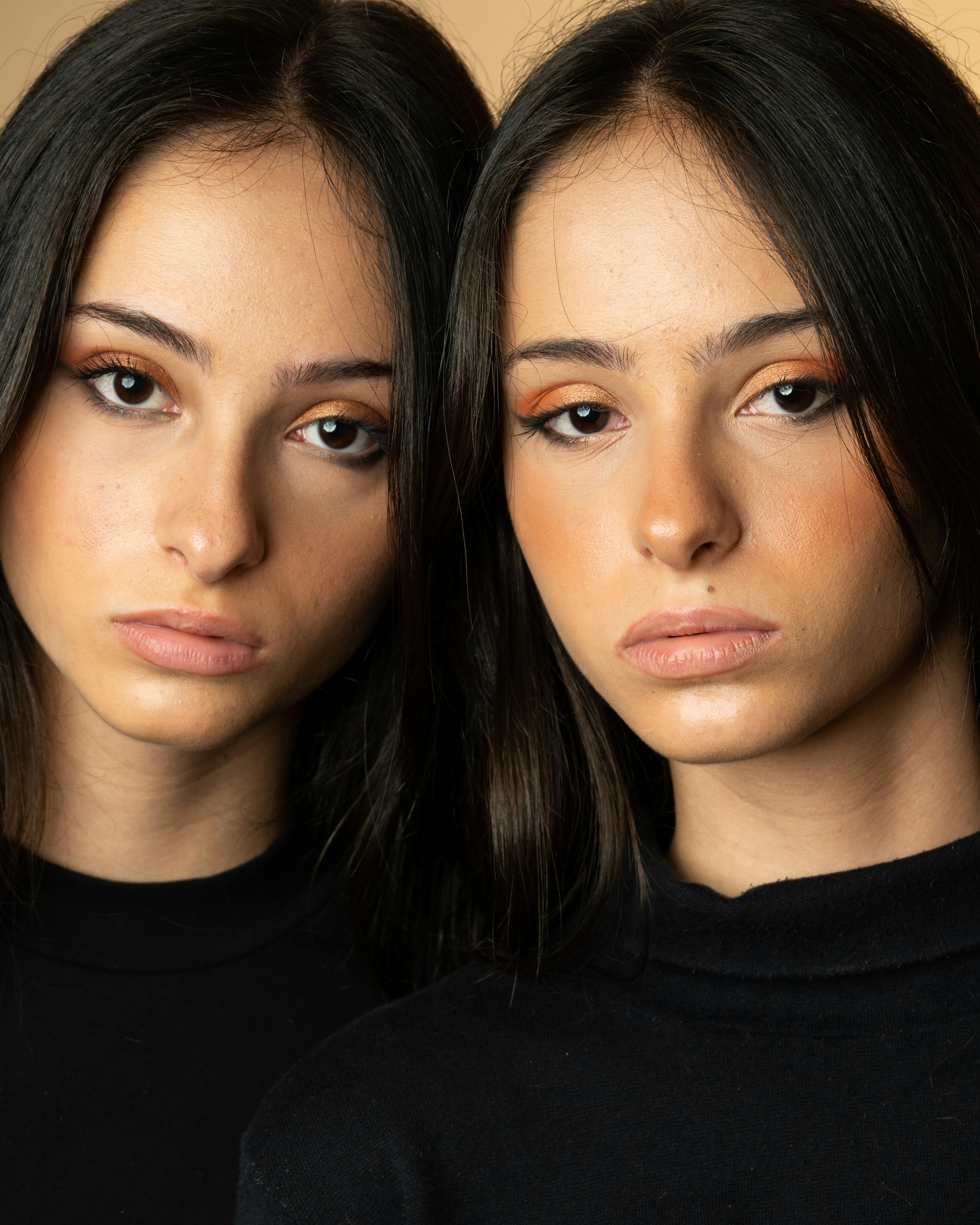 Twin sister portrait | Source: Pexels