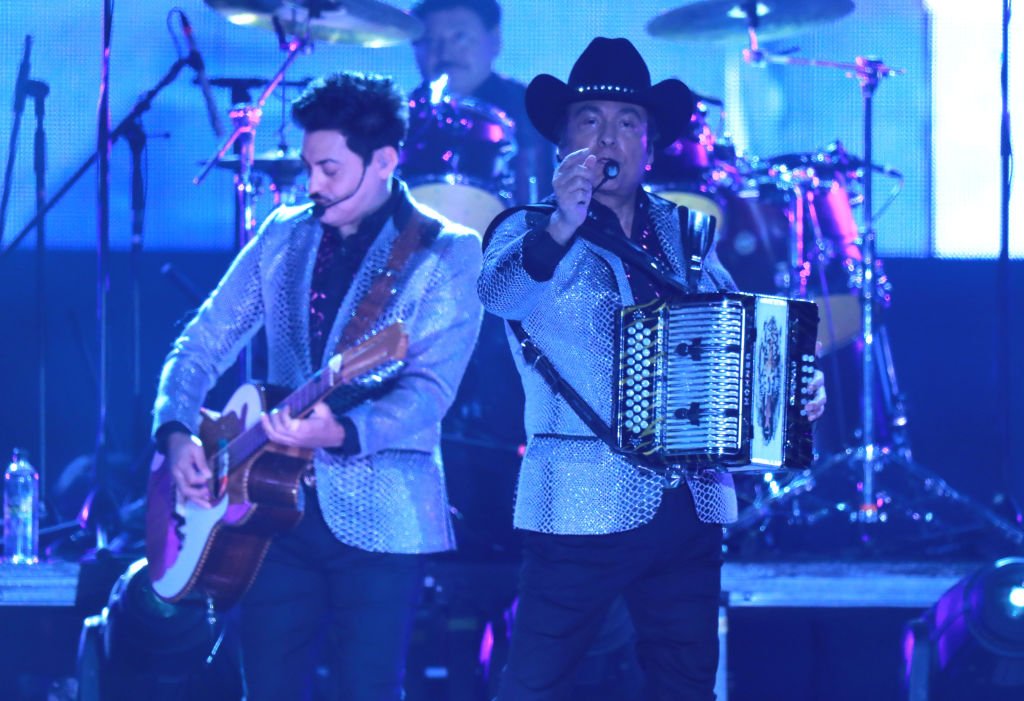 Luis Hernández y Jorge Hernández actúan en el escenario de “The Forum” en Inglewood, California.| Fuente: Getty Images