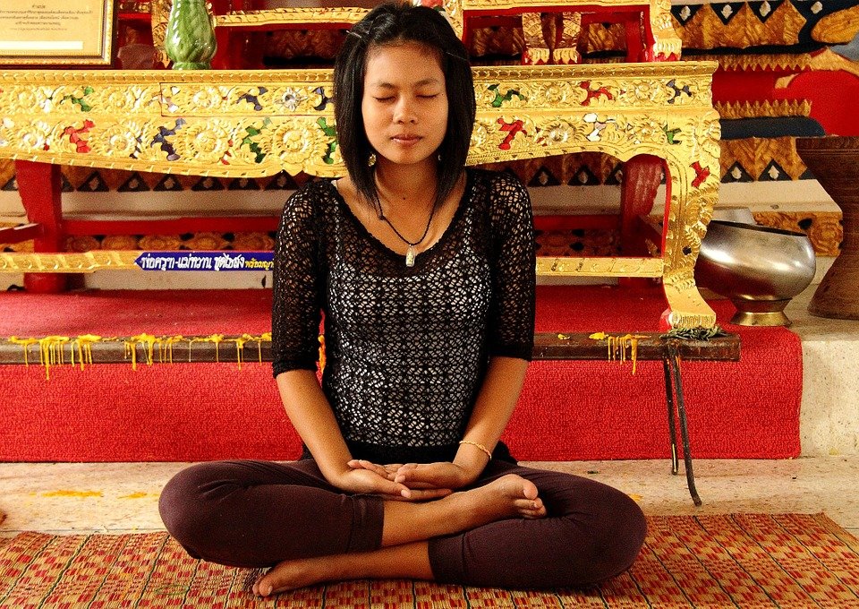 Mujer meditando / Imagen tomada de: Pixabay