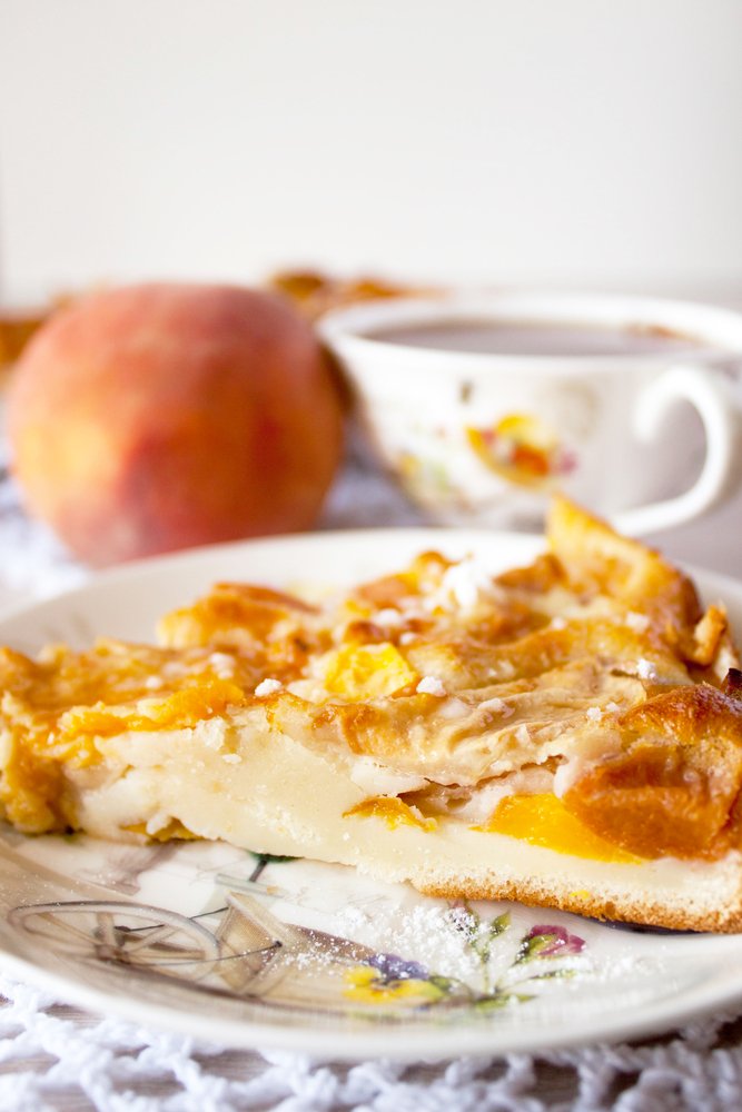 Une tranche de clafoutis aux pommes. | Photo : Shutterstock