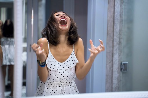 A woman expressing anger. | Photo: pixabay.com