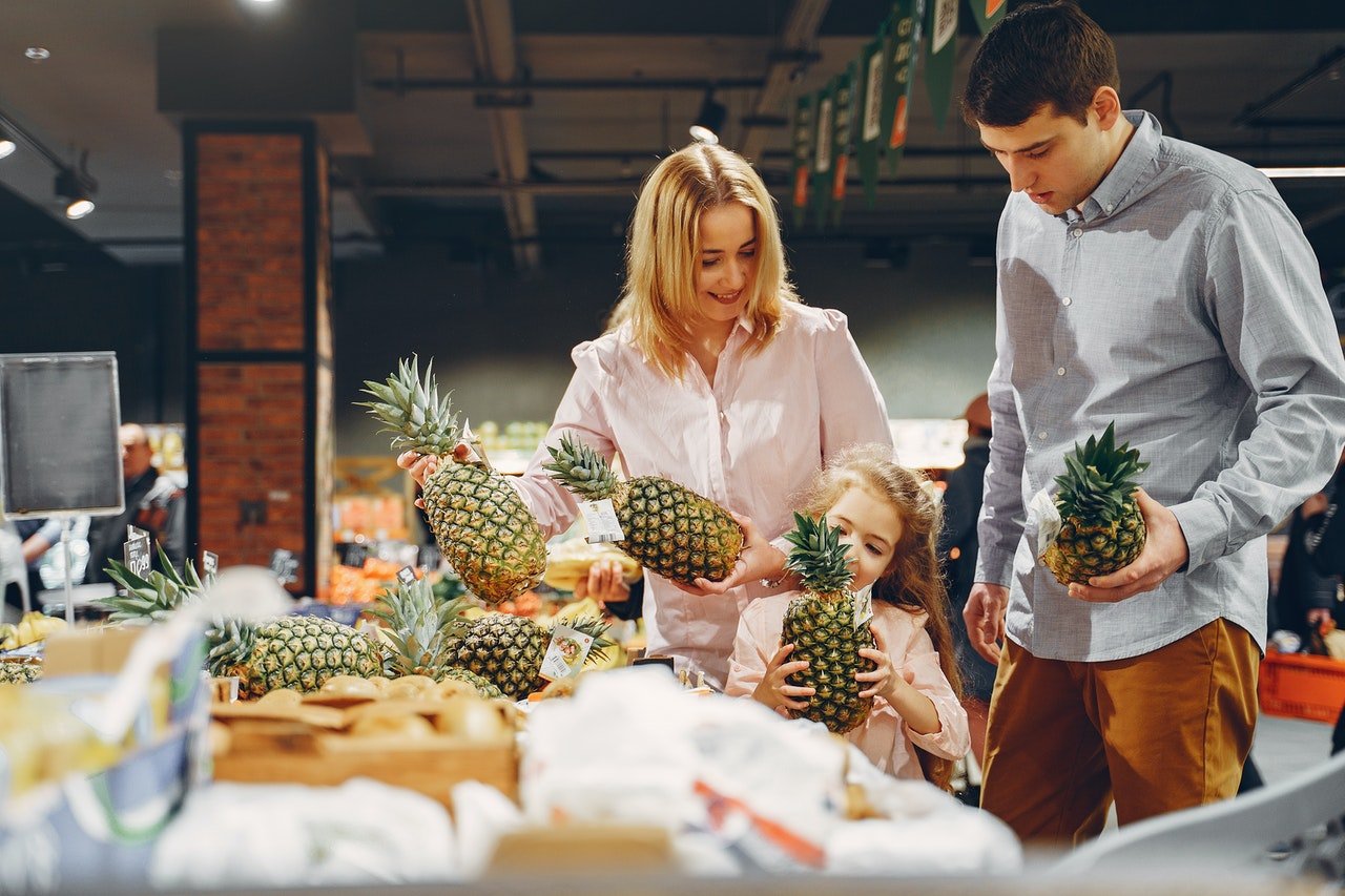 Photo of a lady and a man grocery shopping | Photo: Pexels