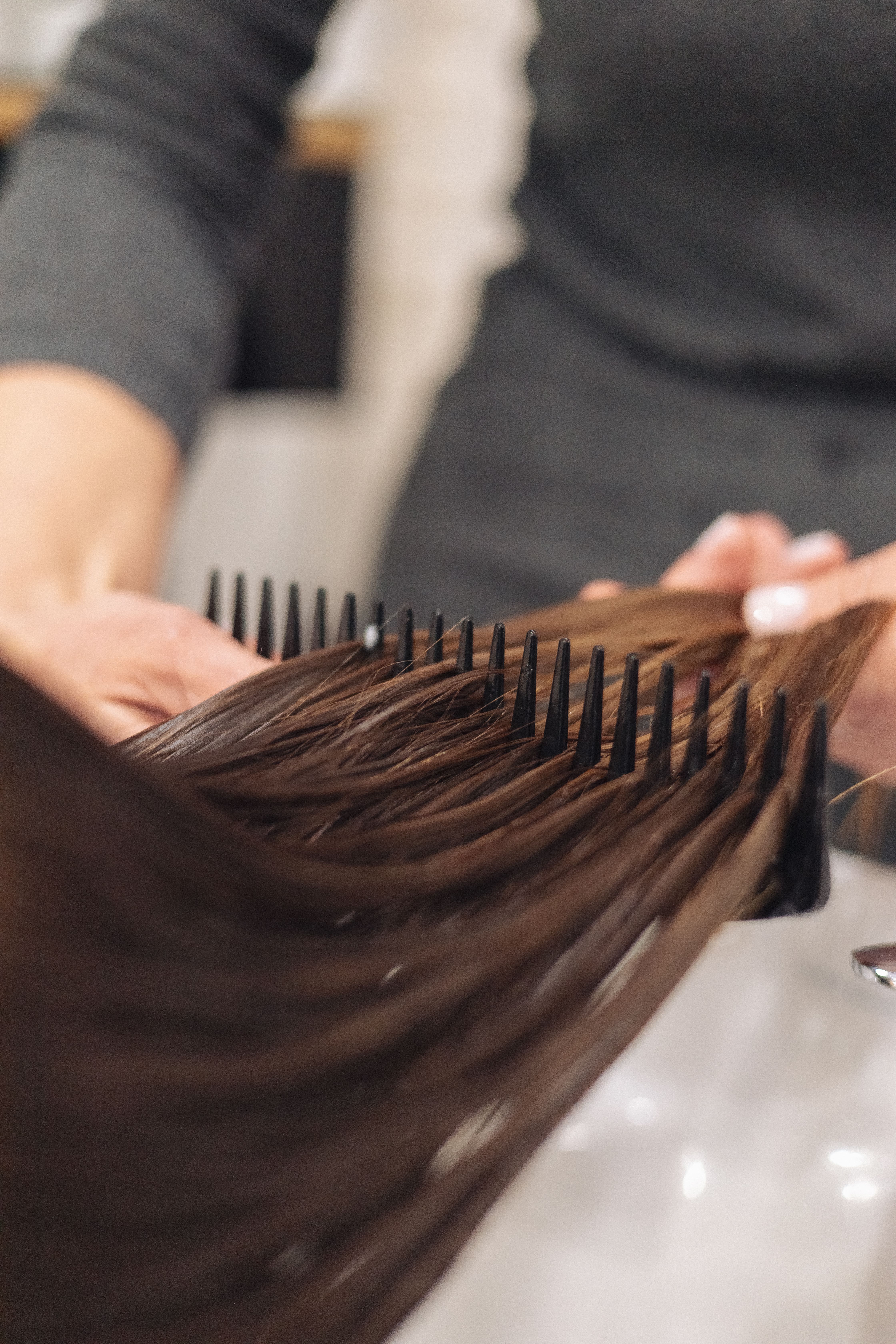 Hair being combed | Source: Pexels