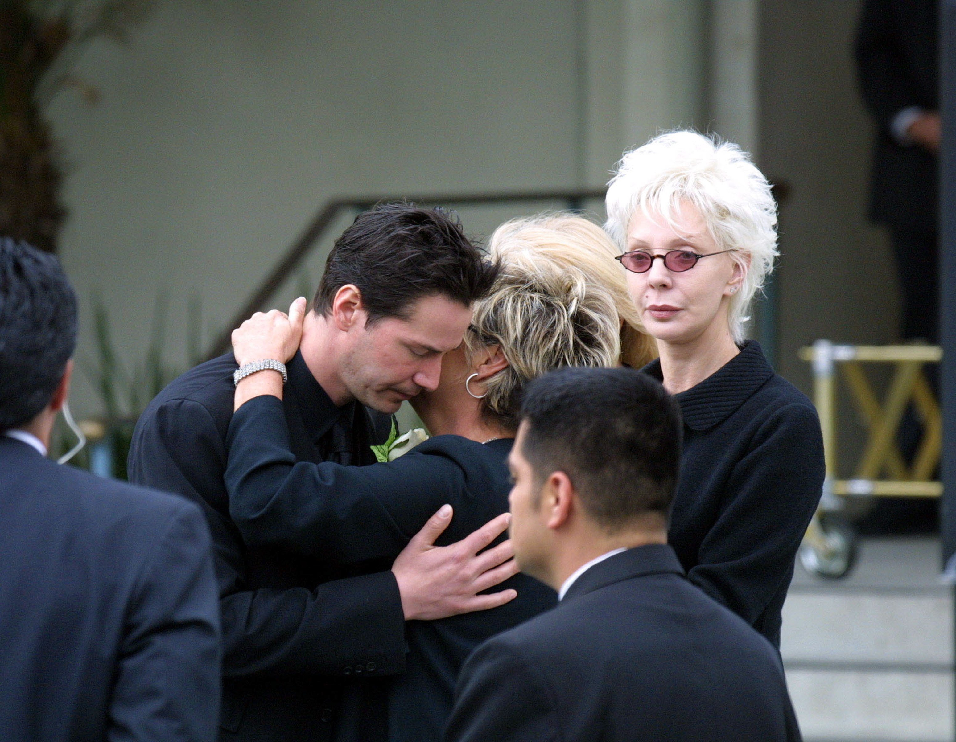 Keanu Reeves und seine Mutter Patricia Taylor auf der Beerdigung von Jennifer Syme am 7. April 2001 in Los Angeles, Kalifornien ┃Quelle: Getty Images
