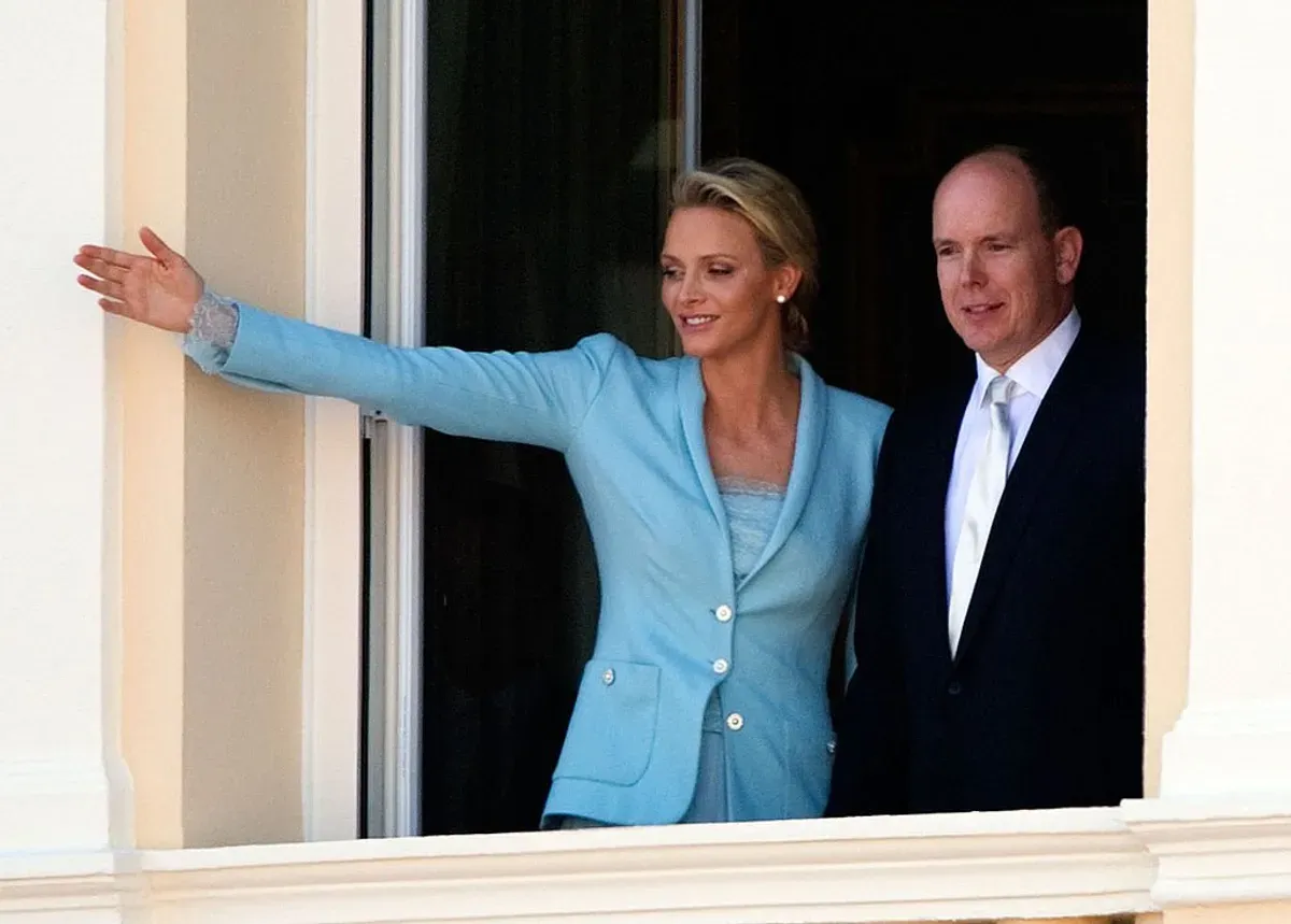 La princesse Charlene de Monaco et le prince Albert II de Monaco posent sur le balcon après la cérémonie de mariage civil le 1er juillet 2011 à Monaco, Monaco. | Photo : Getty Images