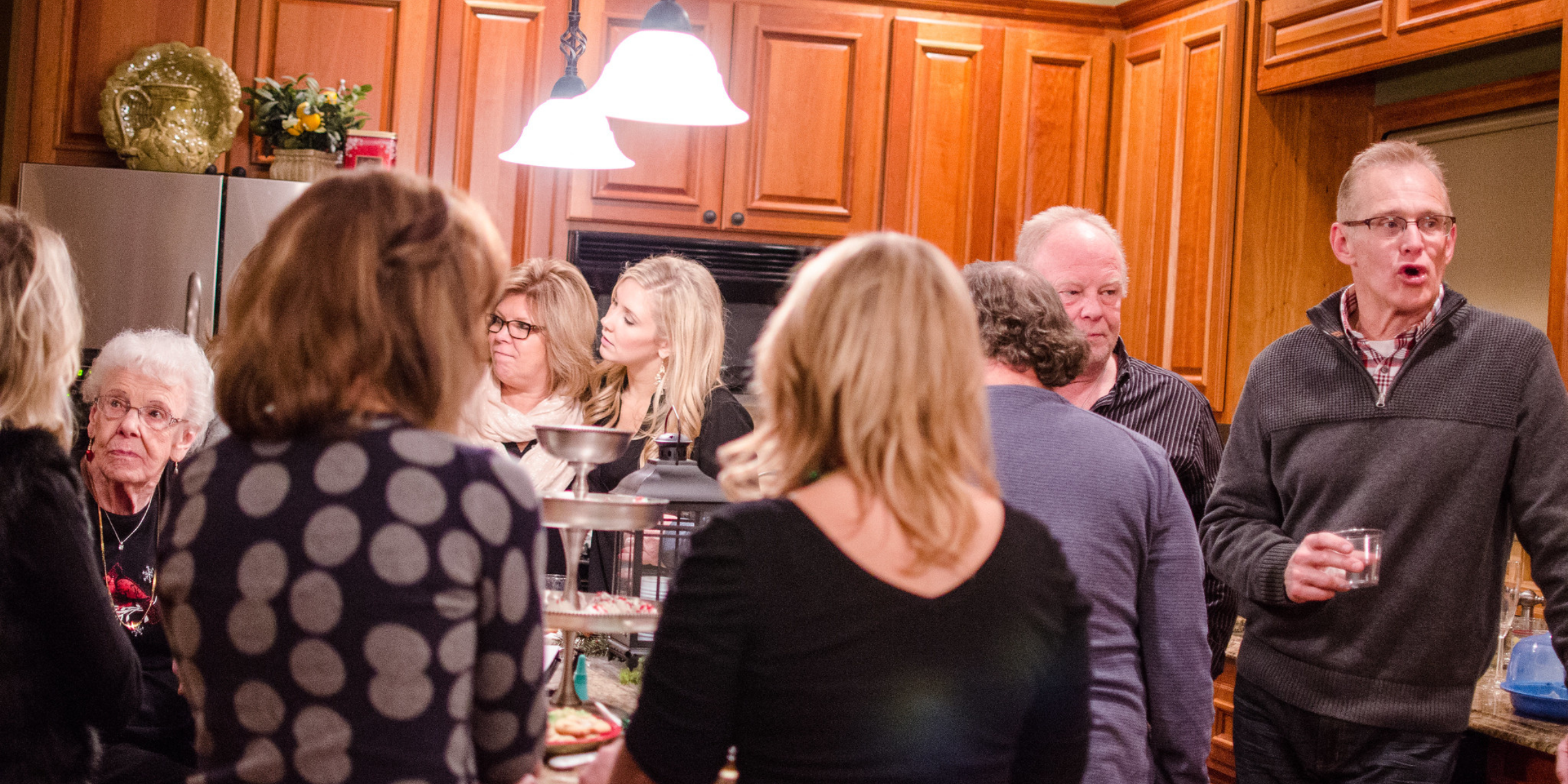 A family standing in a kitchen | Source: Flickr