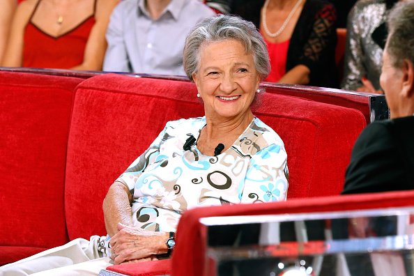 Marthe Villalonga présente le film 'La derniere lecon' lors de l'émission de télévision française 'Vivement Dimanche' au Pavillon Gabriel le 13 octobre 2015 à Paris, France. | Photo : Getty Images