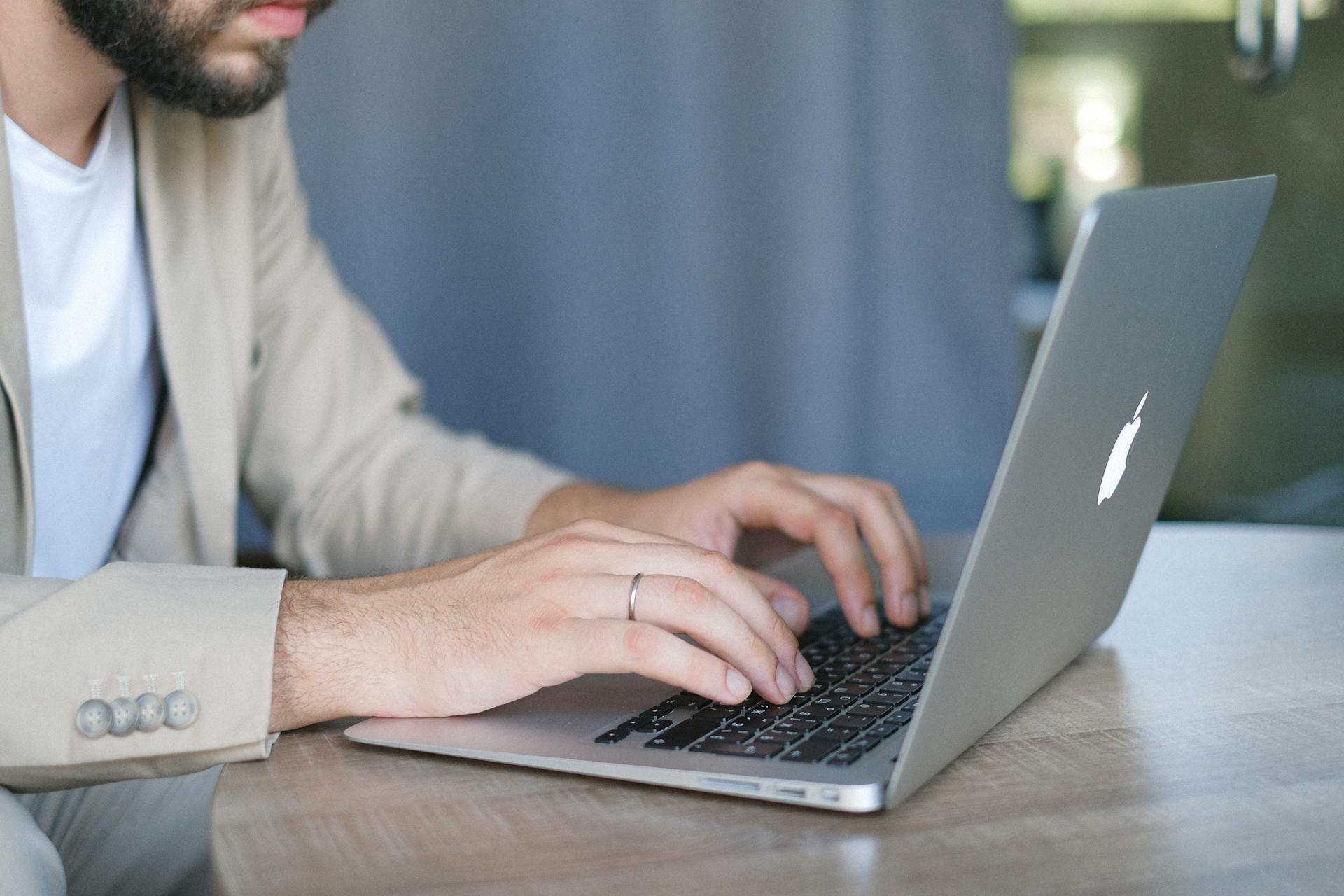 A man working on his laptop | Source: Pexels