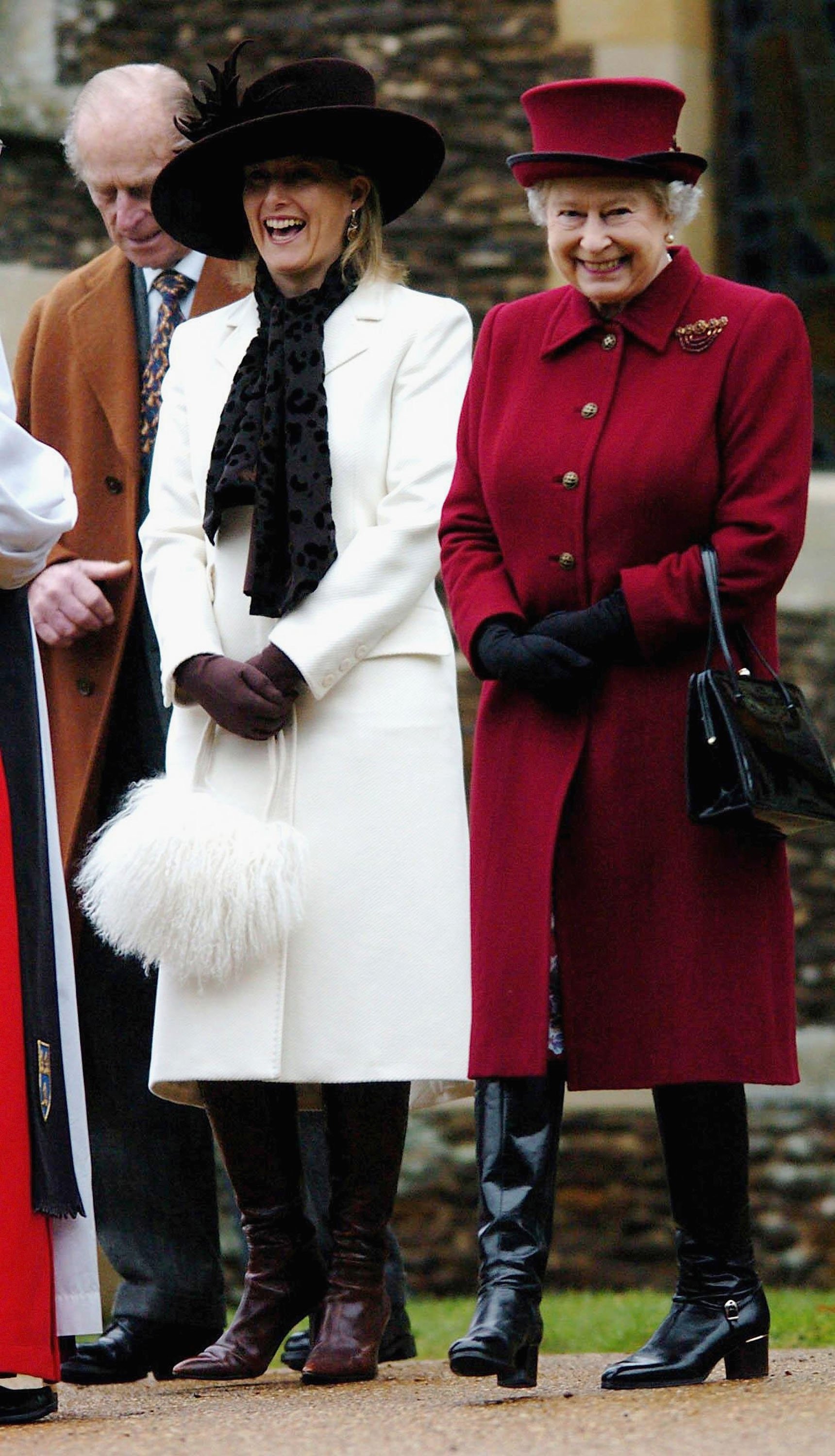 Königin Elizabeth II. lächelt, als sie die St. Mary Magdalene Church verlässt, zusammen mit Sophie, Countess of Wessex und dem Duke of Edinburgh am 1. Januar 2006 in Sandringham, England | Quelle: Getty Images 