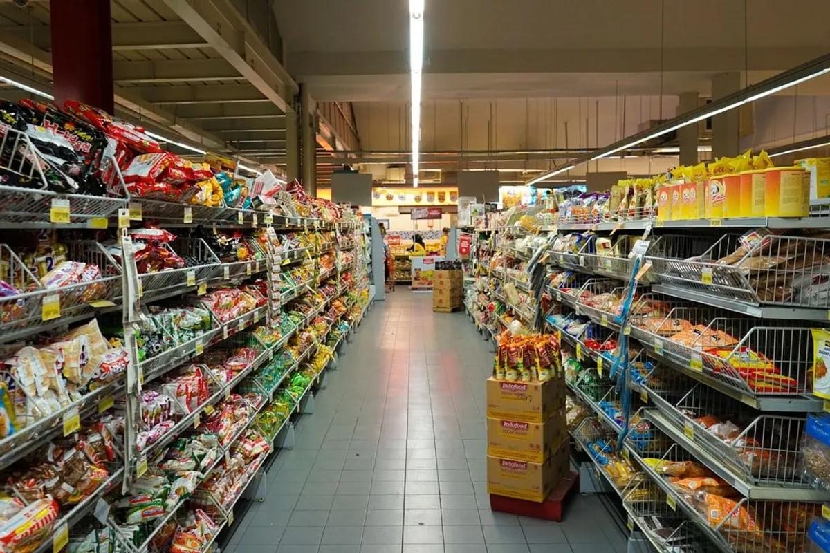 Une allée de supermarché | Source : Unsplash