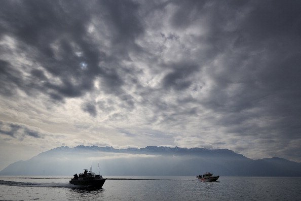 Deux bateaux traversent un lac.| Photo : Getty Images
