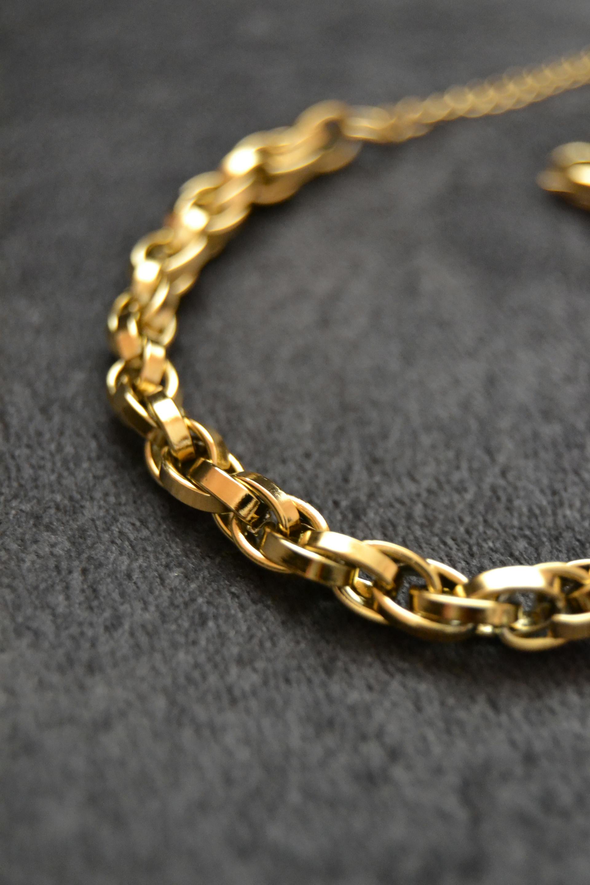 A close-up shot of a gold chain | Source: Pexels