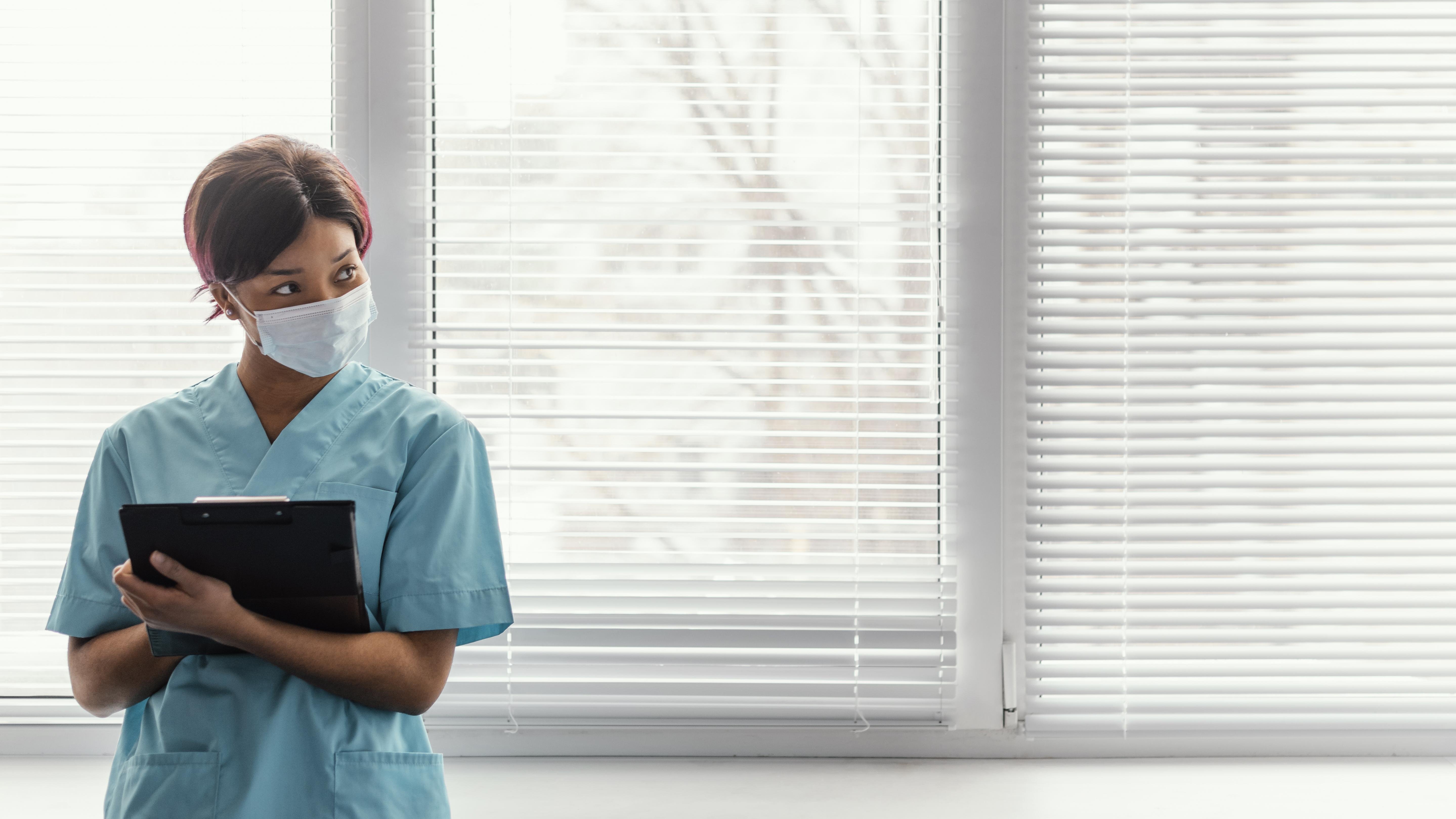 Un médecin portant un masque | photo : Freepik