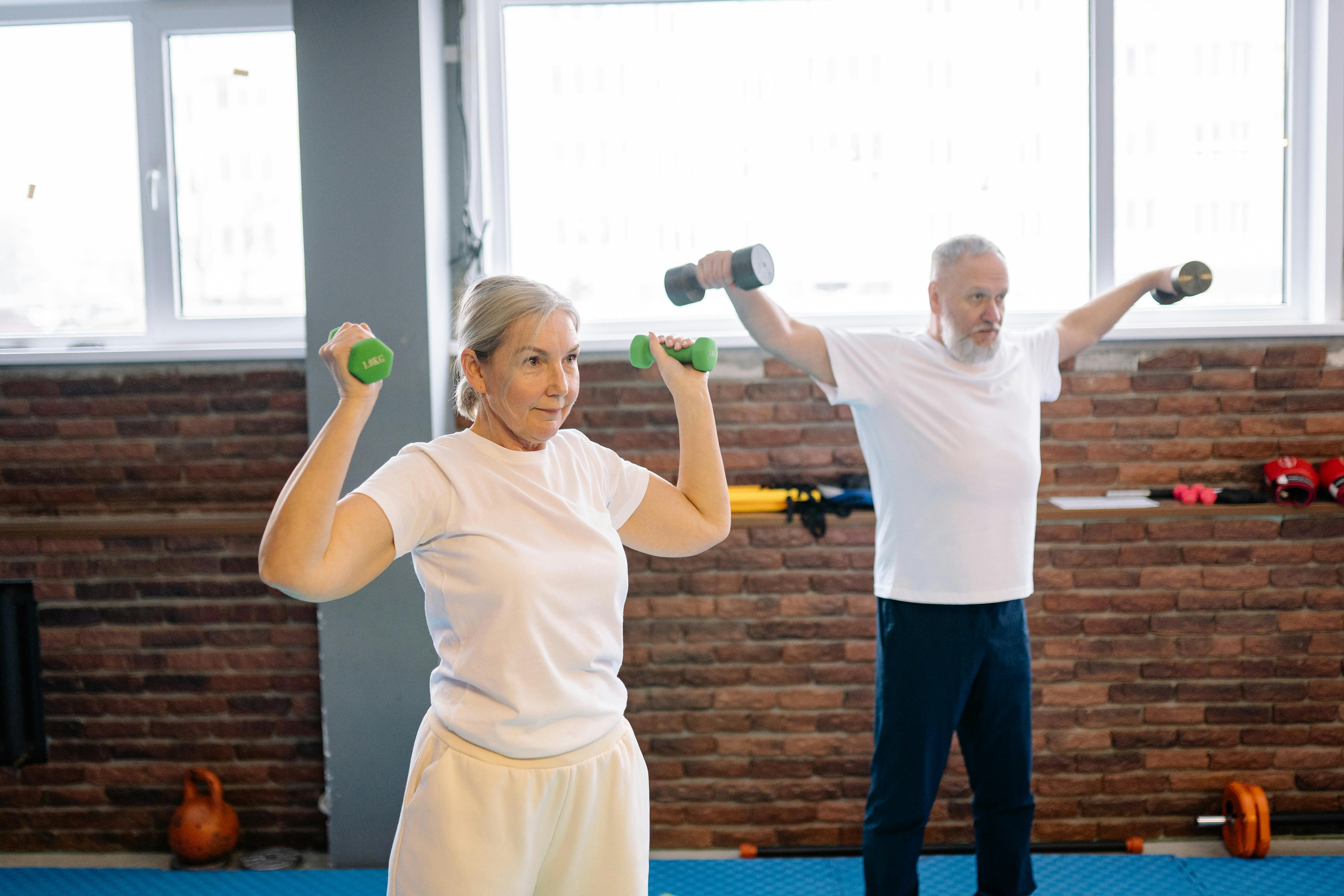 A couple lifting weights at the gym | Source: Pexels