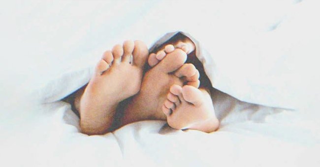 Deux personne dans un lit. | Photo : Shutterstock