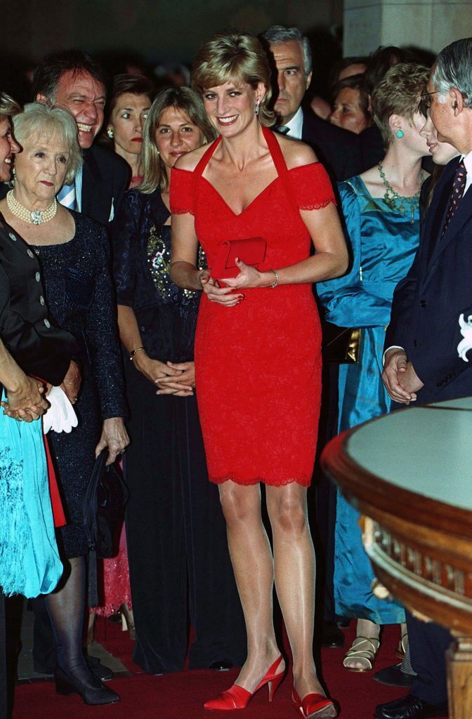 Princess Diana wearing a red dress designed by Catherine Walker attends a dinner in her honor on November 24, 1995, in Argentina | Photo: Anwar Hussein/Getty Images