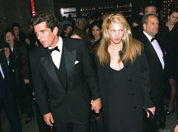 John F. Kennedy Jr. and Carolyn Bessette arrive for reception at the Whitney Museum, circa 1996. | Photo: Getty Images
