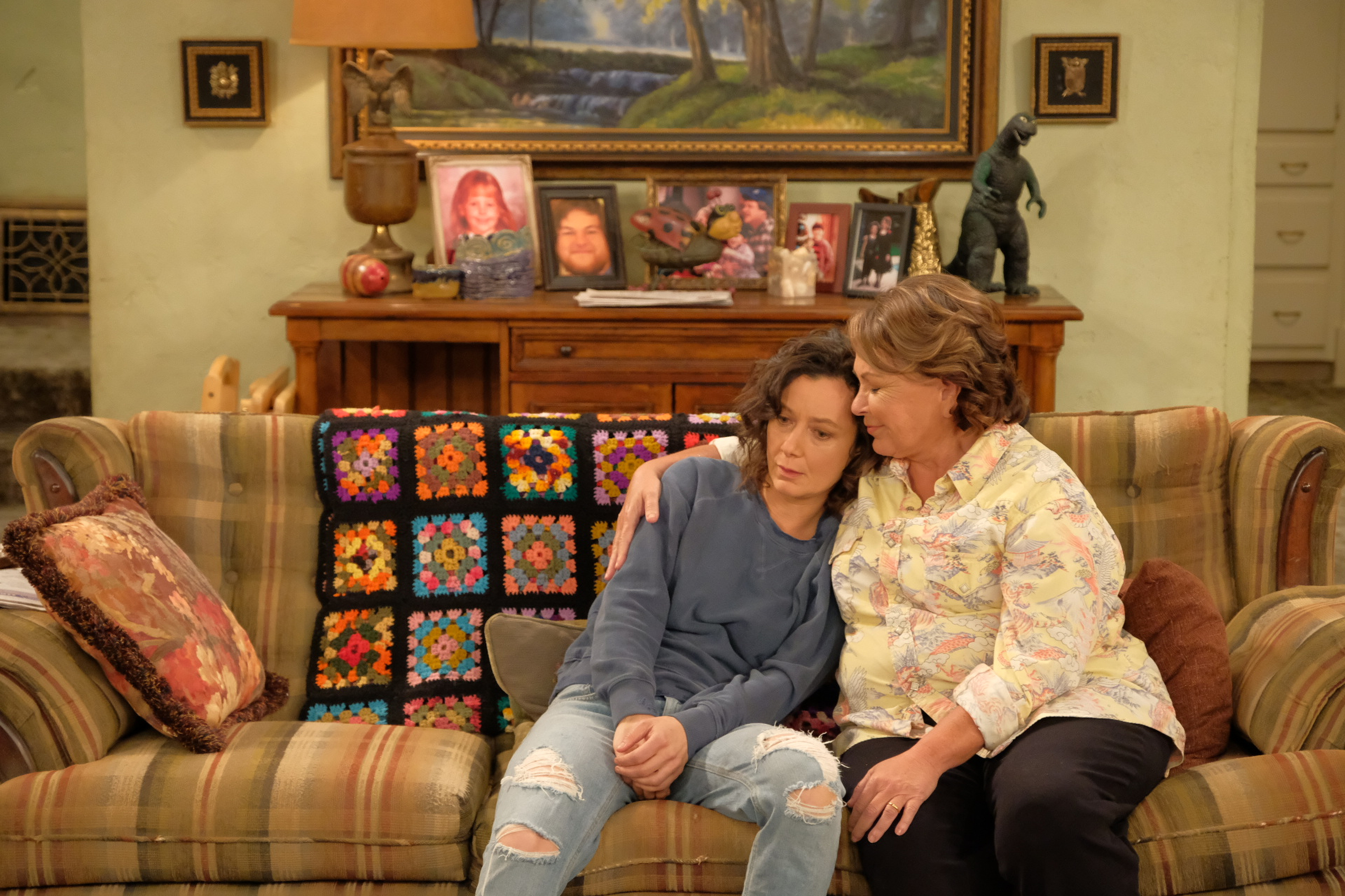 Roseanne Barr and Sara Gilbert in "Roseanne," 2017 | Source: Getty Images
