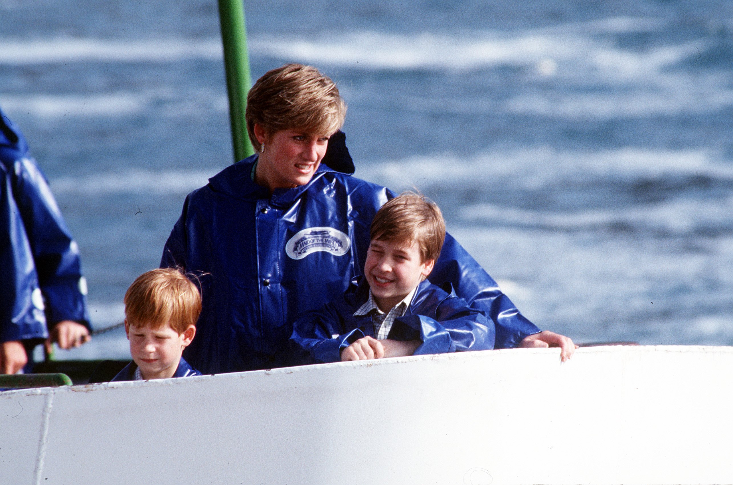 Princess Dian with Prince William and Harry at the Nigara falls in Canada 1991 | Source: Getty Images