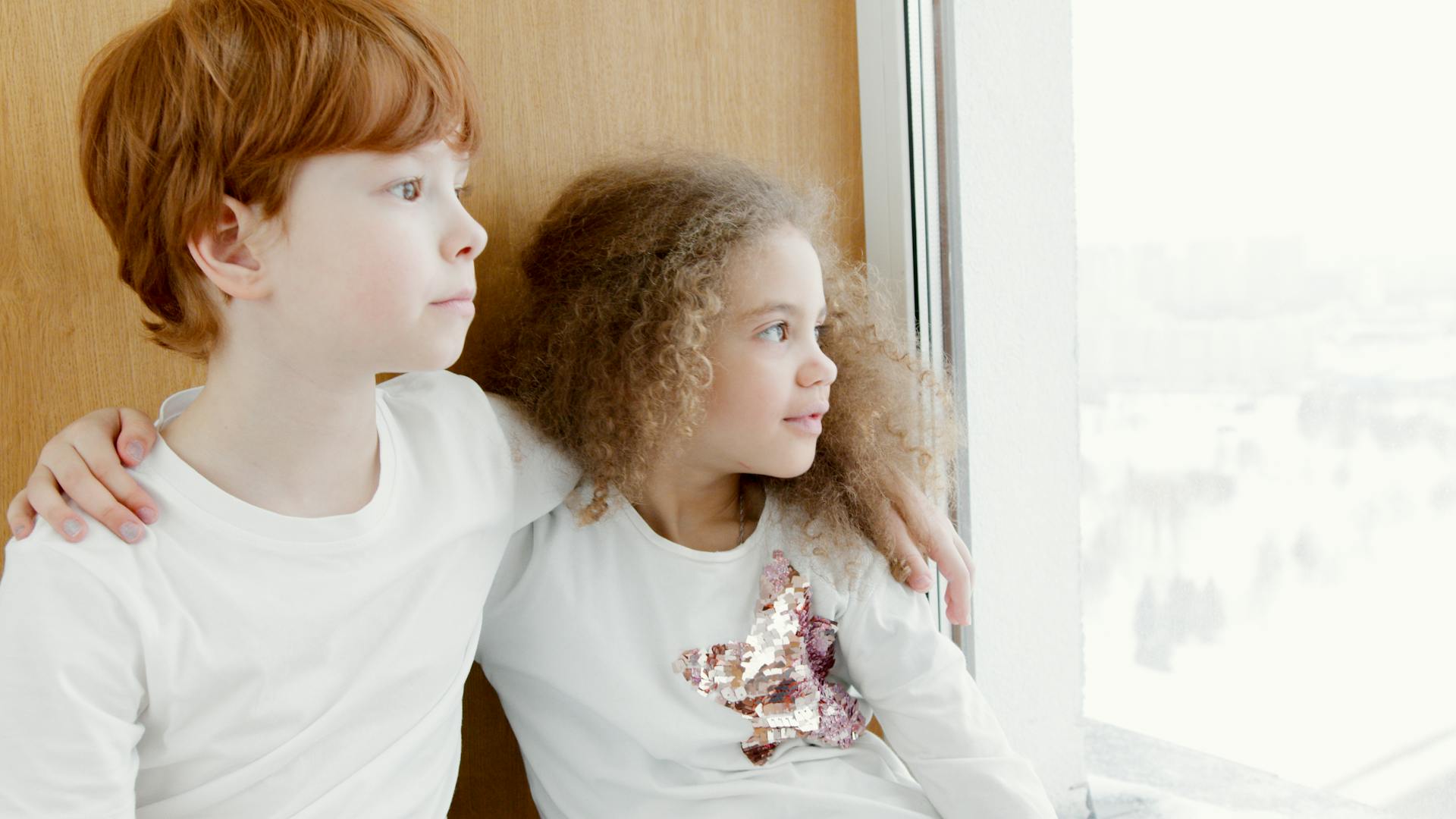 A boy sitting with his sister | Source: Pexels