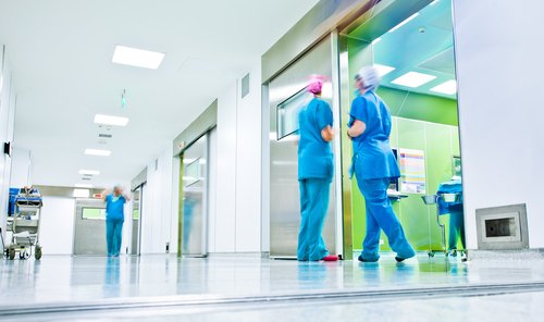 Bild eines Krankenhausflurs mit Krankenschwestern | Quelle: Shutterstock