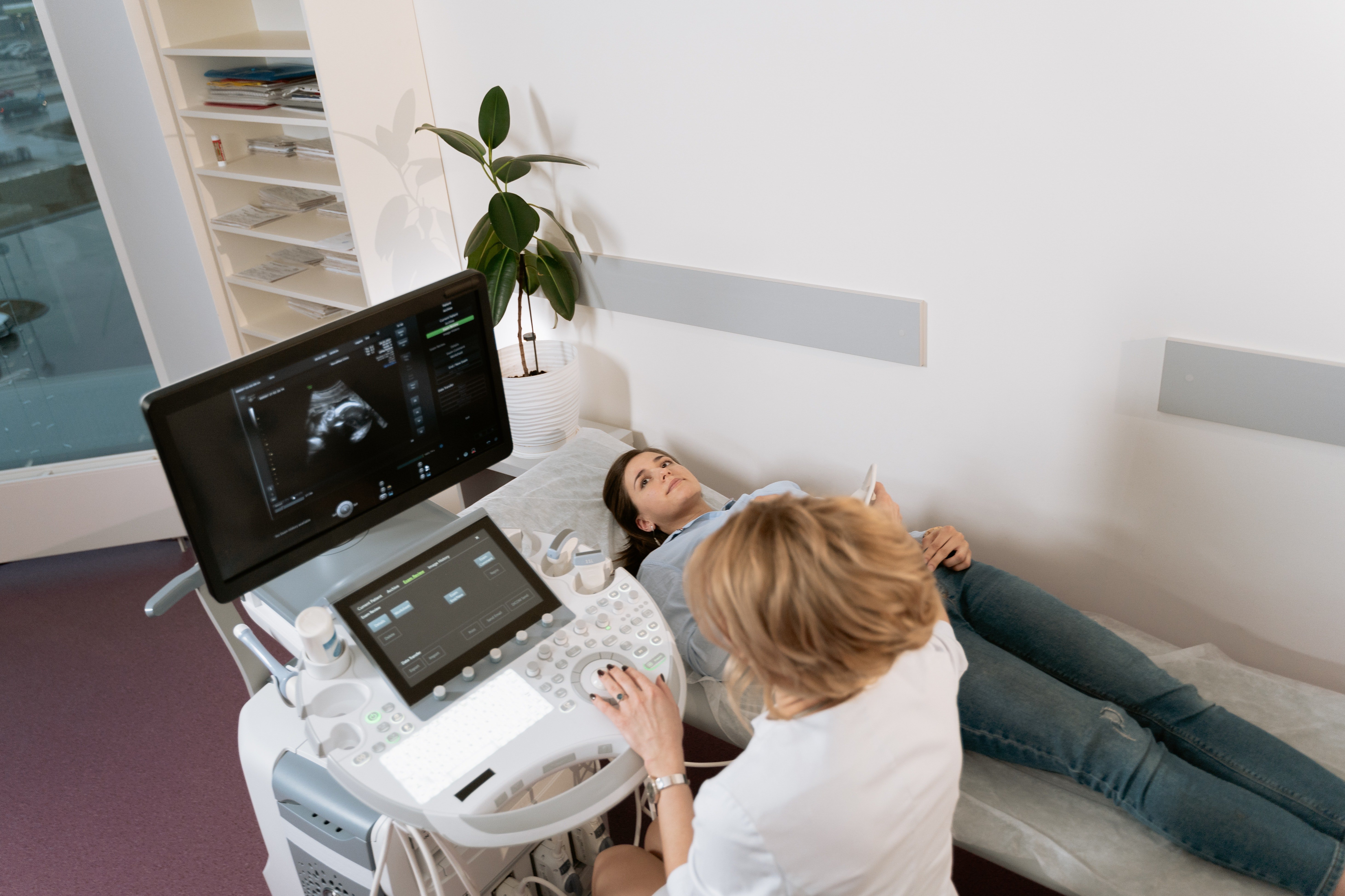 Una mujer embarazada sometiéndose a un ultrasonido con una doctora. | Foto: Pexels