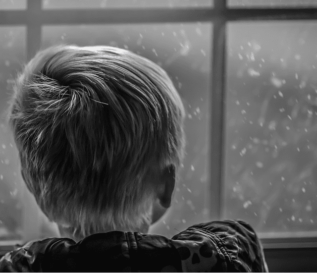 Niño viendo por la ventana. │ Foto: Pixabay