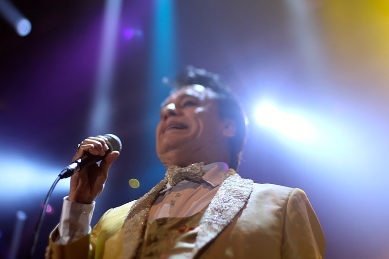 Juan Gabriel presentándose en el Pepsi Center el 26 de septiembre de 2014. | Imagen: Wikipedia