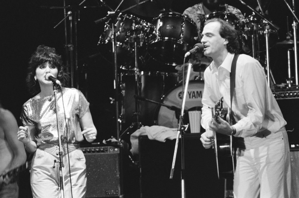 Linda Ronstadt and James Taylor singing at the California Live tour in Kanagawa, Japan on September 11, 1981 | Photo: Getty Images