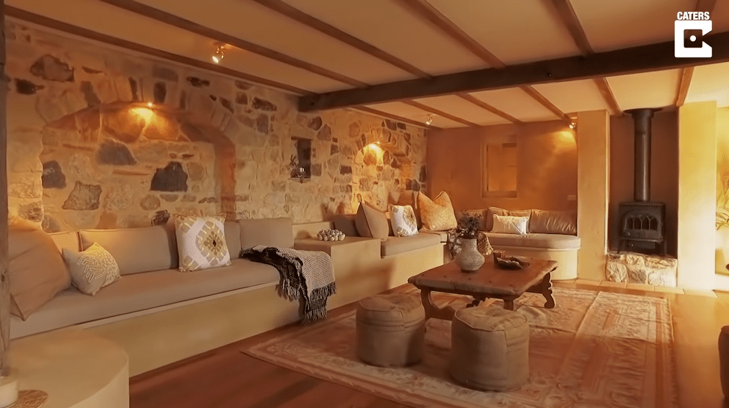 Living room of Olivia Newton-John's Farm Guest House. | Photo: YouTube/Caters Clips