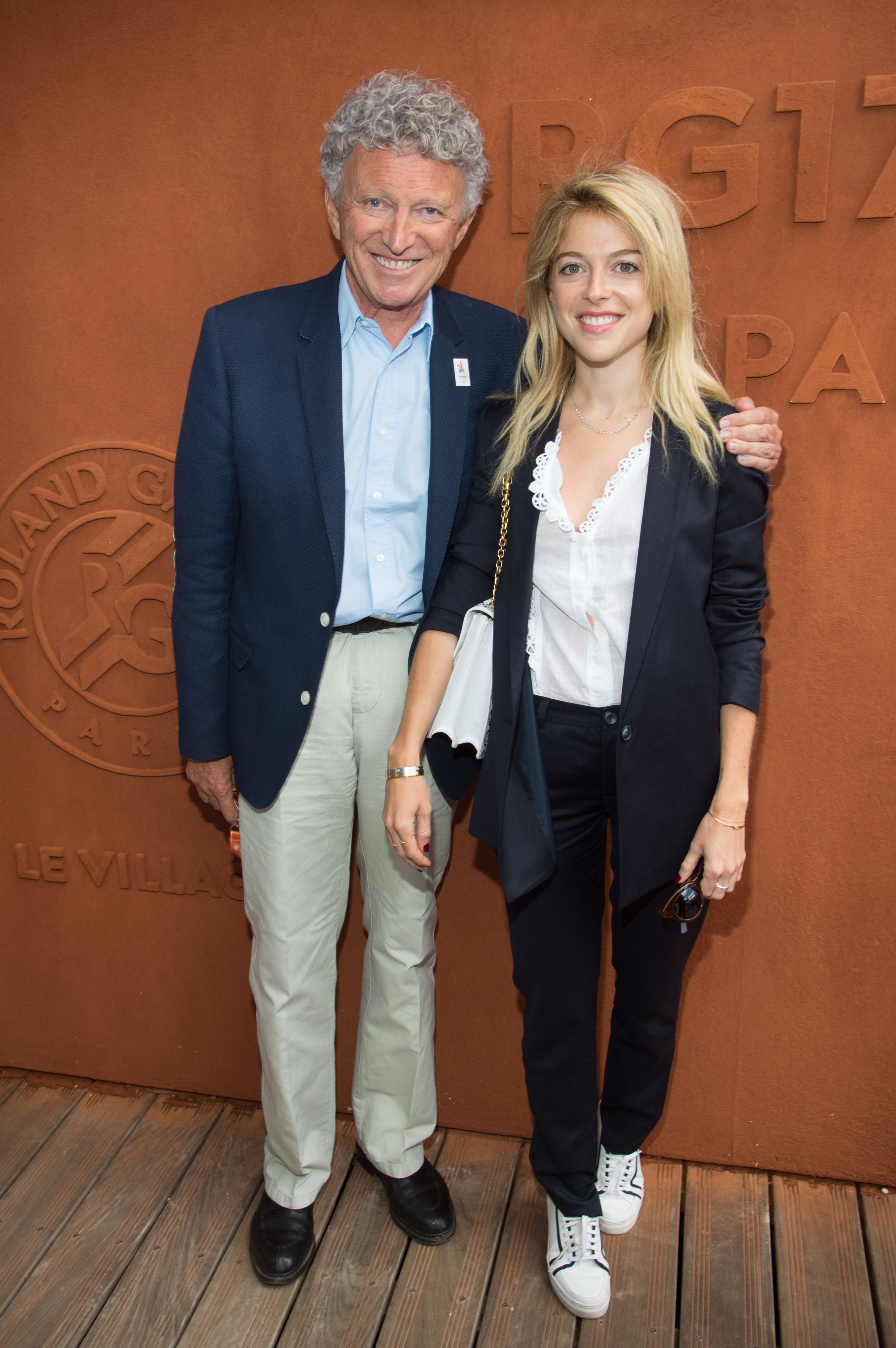 Nelson Monfort et sa fille Victoria Monfort assistent à l'Open de France de Tennis 2017 - Jour 13 à Roland Garros le 9 juin 2017 à Paris, France. | Photo : Getty Images