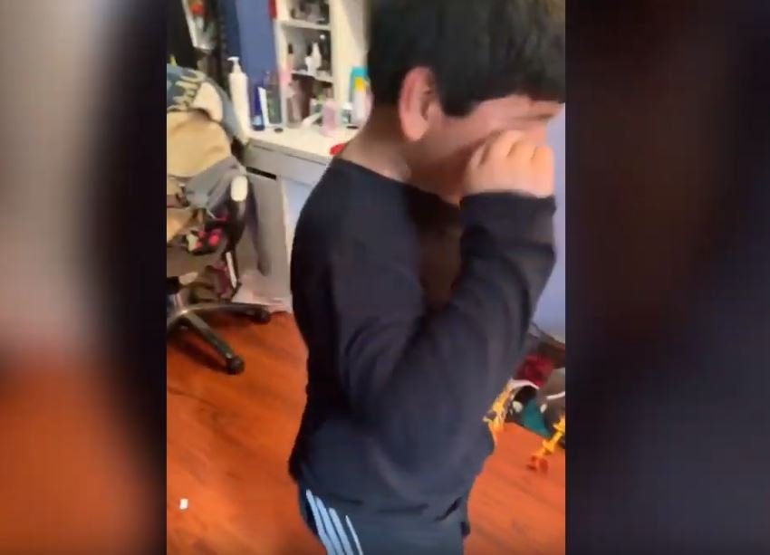 Niño con mano en el ojo. Fuente: YouTube / Caters Clips